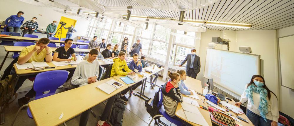 Ukrainische Schüler sitzen in einem Klassenraum und lernen Deutsch.