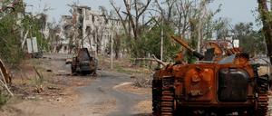 Zerstörte Militärfahrzeuge in der Stadt Rubischne bei Sjewjerodonezk. 