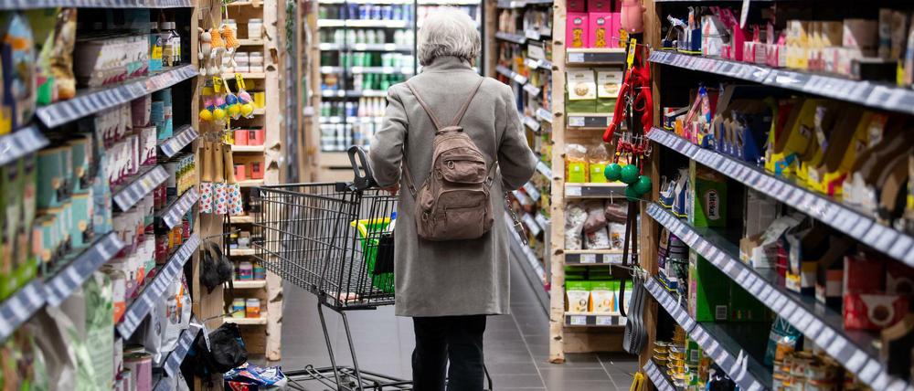 Nach Angaben des Handelsverbands brach der Umsatz mit Lebensmitteln im April im Vergleich zum Vormonat um 7,7 Prozent ein.