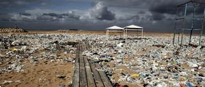 Ein Teil des Plastikmülls der über viele Jahre im Meer treibt, wird bei auflandigen Winden an Strände gespült. Säuberungsaktionen sind kostspielig, aber nicht so teuer wie die verursachten Schäden.