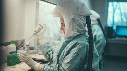 Mitarbeiterin am Institut für Mikrobiologie der Bundeswehr in München (Archivbild)