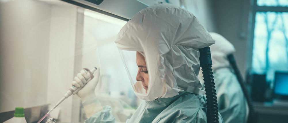 Mitarbeiterin am Institut für Mikrobiologie der Bundeswehr in München (Archivbild)
