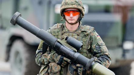 Ein Soldat hält auf dem Truppenübungsplatz im Rahmen der Informationslehrübung „Landoperationen 2016“ eine Panzerfaust 3 in der Hand (Symbolbild).