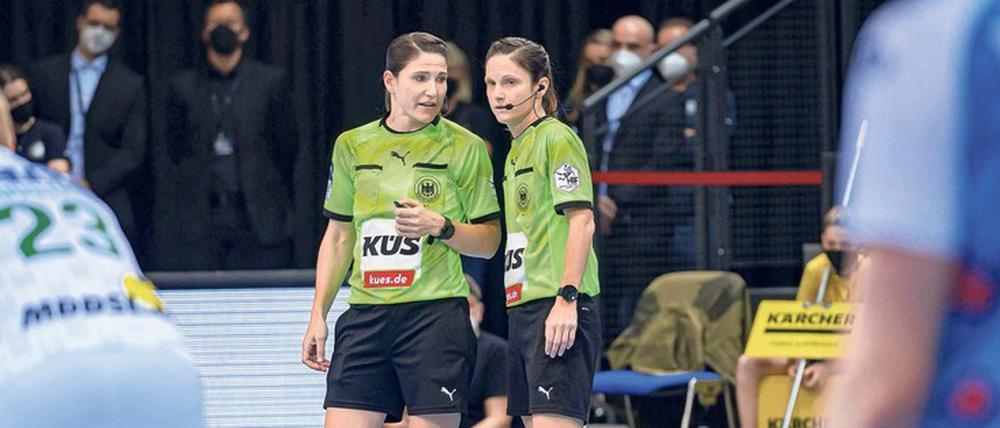 Schwestern als Schiedsrichter: Tanja Kuttler (links) und Maike Merz