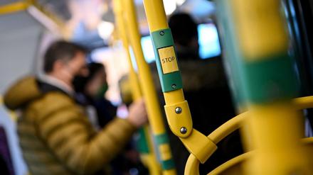 Ein Streit um eine laute Unterhaltung im Bus führte in Marzahn zu einer Messerattacke. (Symbolbild)
