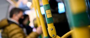 Ein Streit um eine laute Unterhaltung im Bus führte in Marzahn zu einer Messerattacke. (Symbolbild)