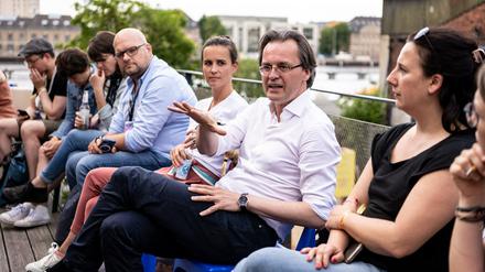 Nach dem Vortrag ist vor der Diskussion: Bernhard Pörksen (zweiter von rechts) erläutert seine Thesen zum Informationskrieg.