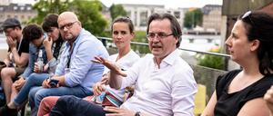 Nach dem Vortrag ist vor der Diskussion: Bernhard Pörksen (zweiter von rechts) erläutert seine Thesen zum Informationskrieg.