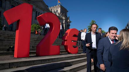 Kundgebung vor dem Bundestag: Im Parlament wurde dann die Erhöhung des Mindestlohns beschlossen.