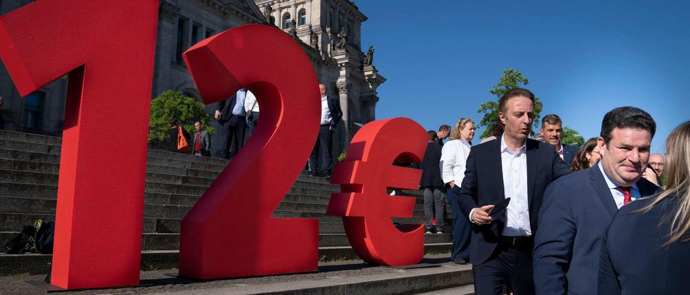 Kundgebung vor dem Bundestag: Im Parlament wurde dann die Erhöhung des Mindestlohns beschlossen.