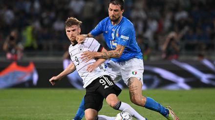 Enges Duell. Timo Werner (l.) im Zweikampf mit Francesco Acerbi.