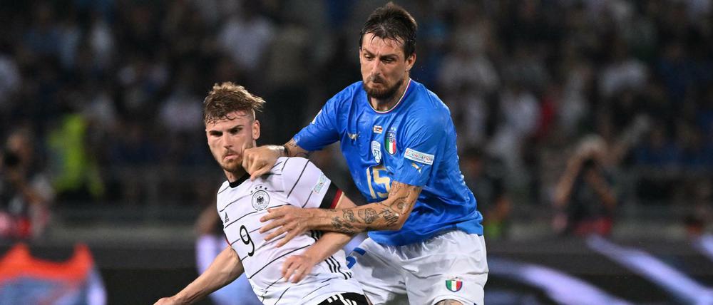 Enges Duell. Timo Werner (l.) im Zweikampf mit Francesco Acerbi.
