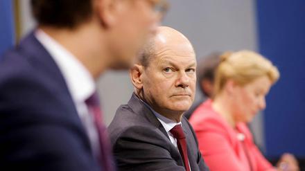 Suchen den Krisen-Kurs für den Herbst. NRW-Regierungschef Hendrik Wüst, Kanzler Olaf Scholz und Berlins Regierungschefin Franziska Giffey. 