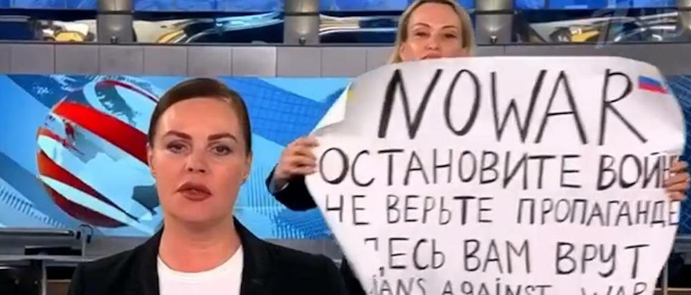 Marina Owsjannikowa (re.) wurde durch ihren Protest im russischen Fernsehen weltbekannt. Nun arbeitet die russische Journalistin als freie Korrespondentin für die Medienmarke „Welt“.