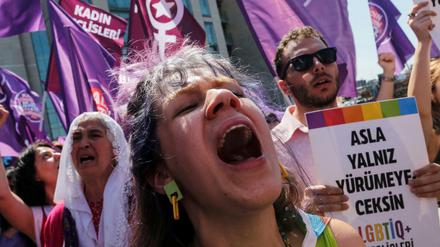 Aktivistinnen und Aktivisten der Bewegung "Wir stoppen die Morde an Frauen" protestieren vor dem Istanbuler Gerichtsgebäude. 