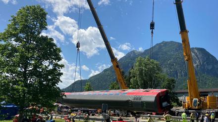 Mit zwei großen Kränen konnte einer der Waggons auf die Straße gelegt werden.