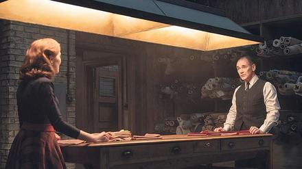 Assistentin Mable (Zoey Deutch) und Schneider Leonard Burling (Mark Rylance).