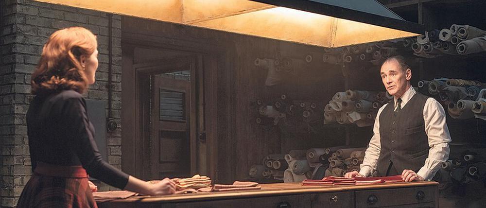 Assistentin Mable (Zoey Deutch) und Schneider Leonard Burling (Mark Rylance).