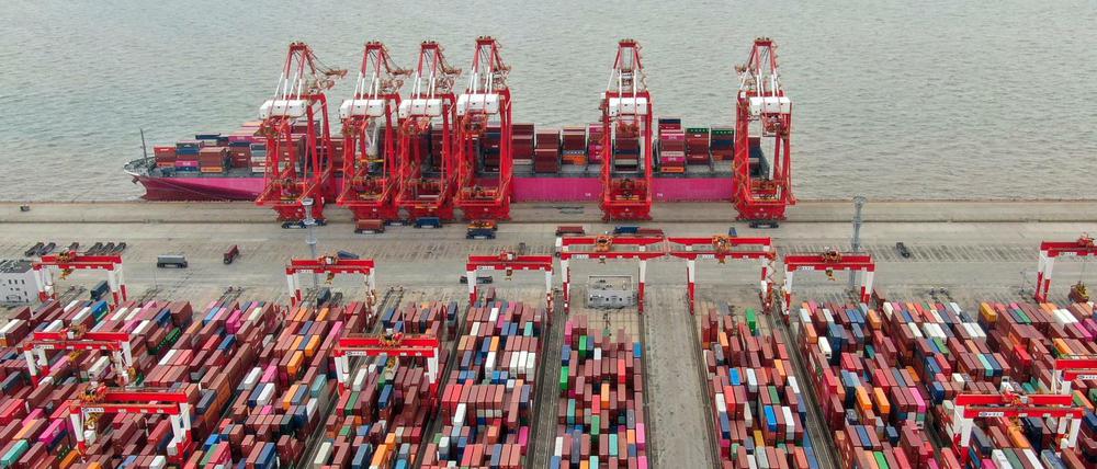 Entkopplung von China liegt nicht in deutschem Interesse. Containerhafen in Shanghai.