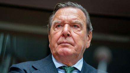 Gerhard Schröder, ehemaliger Bundeskanzler, wartet auf den Beginn einer Anhörung im Wirtschaftsausschuss des Bundestags zum Pipeline-Projekt Nord Stream 2 (Archivbild)