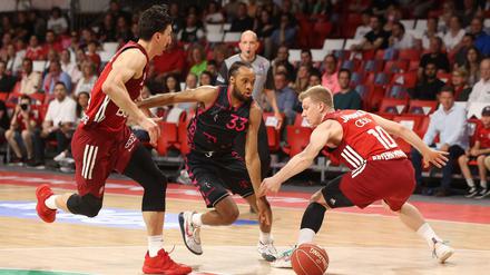Bonns MVP Parker Jackson-Cartwright (Mitte) ließ die Münchner (links Nihad Djedovic, rechts Ognjen Jaramaz) am Montag alt aussehen.