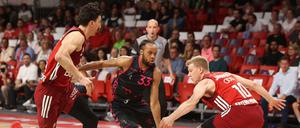 Bonns MVP Parker Jackson-Cartwright (Mitte) ließ die Münchner (links Nihad Djedovic, rechts Ognjen Jaramaz) am Montag alt aussehen.