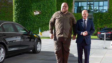 Empfang vor dem Kanzleramt Der ukrainische Parlamentspräsident Stefantschuk (links) und Kanzler Scholz am Freitag in Berlin. 