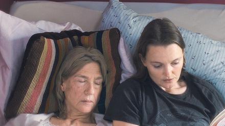 Vereint im Verschwinden: Juliane (Birte Schnöink, rechts) begleitet ihre Mutter Kerstin (Elsie de Brauw) beim langsamen Wegdämmern.