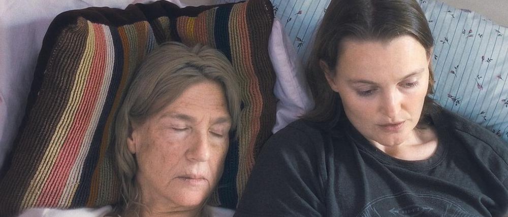 Vereint im Verschwinden: Juliane (Birte Schnöink, rechts) begleitet ihre Mutter Kerstin (Elsie de Brauw) beim langsamen Wegdämmern.