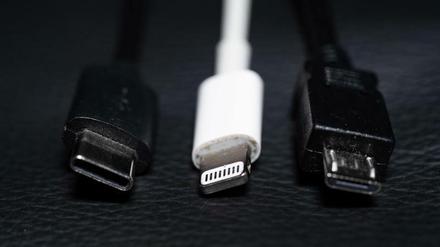 USB-C (links) soll in der EU ab Mitte 2024 als Standard-Ladebuchse genutzt werden. 