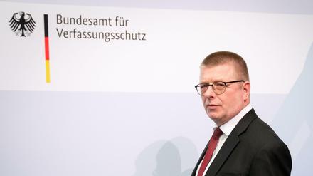 Präsident des Bundesamts für Verfassungsschutz (BfV) auf einer Pressekonferenz.