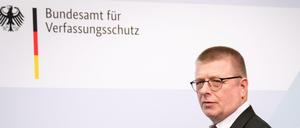 Präsident des Bundesamts für Verfassungsschutz (BfV) auf einer Pressekonferenz.