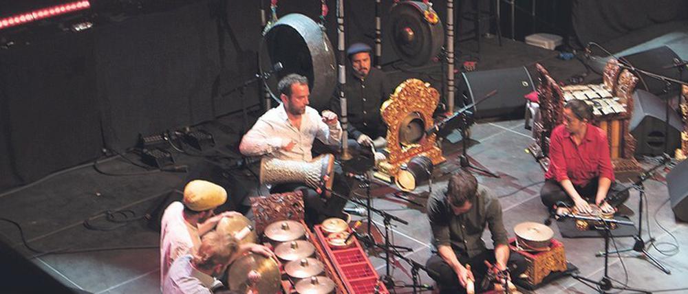 Darbuka im Festgeläute. Wassim Halal (links oben) und Gamelan Puspawarna. 