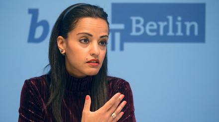 Sawsan Chebli spricht auf einer Pressekonferenz. 