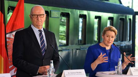 Franziska Giffey (r, SPD), Regierende Bürgermeisterin von Berlin, und Dietmar Woidke (SPD), Ministerpräsident von Brandenburg wollen noch mehr Bahnstrecken in der Region ausbauen.