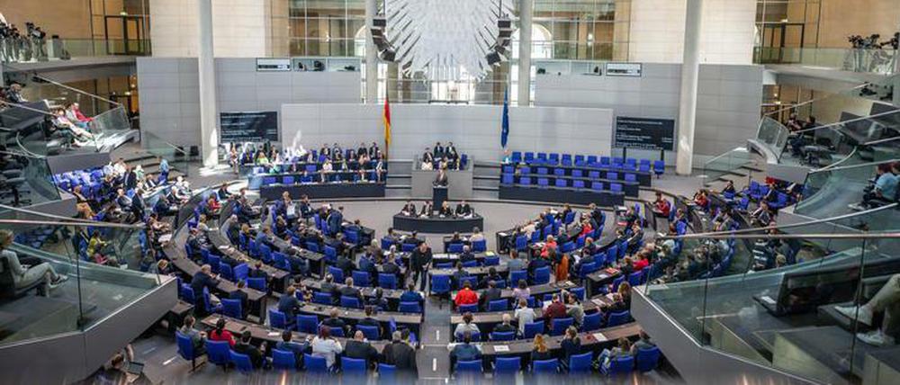 Christian Lindner (FDP), Bundesminister der Finanzen, spricht im Plenarsaal im Bundestag.