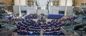 Christian Lindner (FDP), Bundesminister der Finanzen, spricht im Plenarsaal im Bundestag. 