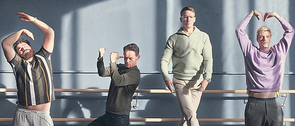 Challenge! Sami (Ugur Kay, v. l. n. r.), Berti (Patrick Güldenberg), Alexander (Vladimir Burlakov) und Roman (Helgi Schmid) studieren einen Väter-Tanz ein. Foto: Degeto