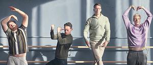 Challenge!  Sami (Ugur Kay, v. l. n. r.), Berti (Patrick Güldenberg), Alexander (Vladimir Burlakov) und Roman (Helgi Schmid) studieren einen Väter-Tanz ein. Foto: Degeto