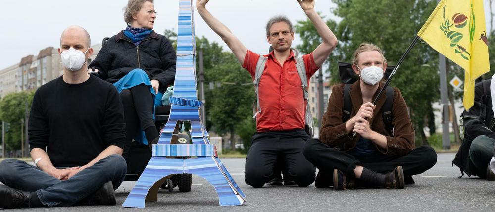 Am Dienstag haben Demonstrierende der „Letzten Generation“ in Dresden eine Straßenkreuzung blockiert.