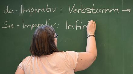 Bei den sogenannten Integrationskursen lernen Geflüchtete die deutsche Kultur und Sprache kennen. Zu den Trägern gehören die Volkshochschulen und private Anbieter.