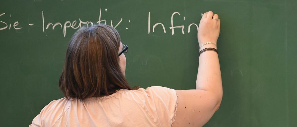Bei den sogenannten Integrationskursen lernen Geflüchtete die deutsche Kultur und Sprache kennen. Zu den Trägern gehören die Volkshochschulen und private Anbieter.