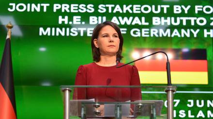 Annalena Baerbock spricht neben dem pakistanischen Außenminister Bilawal Bhutto Zardari während einer Pressekonferenz.