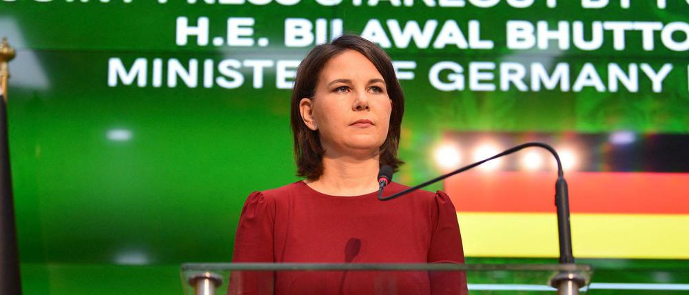 Annalena Baerbock spricht neben dem pakistanischen Außenminister Bilawal Bhutto Zardari während einer Pressekonferenz.