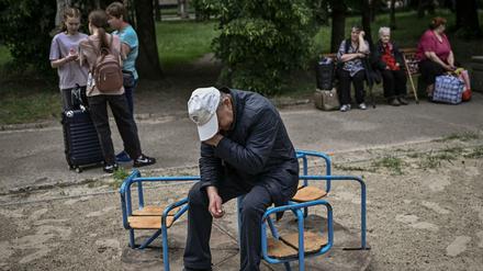 Warten auf die Evakuation. Szene aus dem ostukrainischen Sloviansk im Donbass am 2. Juni 2022.