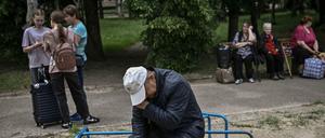 Warten auf die Evakuation. Szene aus dem ostukrainischen Sloviansk im Donbass am 2. Juni 2022.