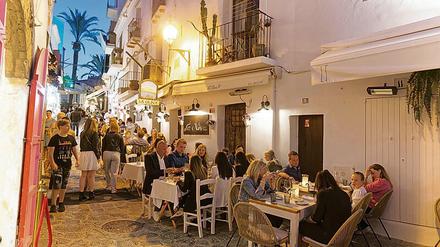 Üppige Mahlzeiten. Auf Ibiza genießen Gäste ihr Abendessen im Freien. Foto: Imago/Jürgen Held