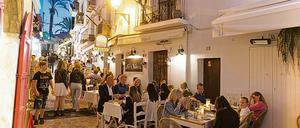 Üppige Mahlzeiten. Auf Ibiza genießen Gäste ihr Abendessen im Freien. Foto: Imago/Jürgen Held