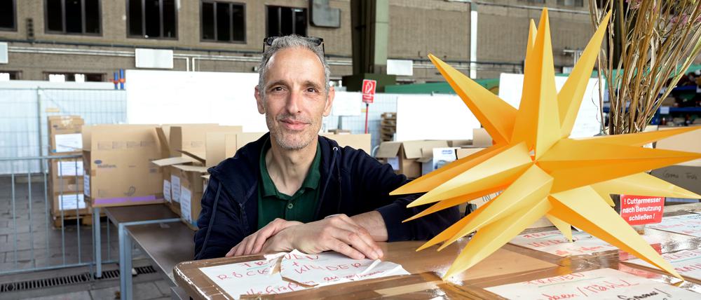 Guter Stern. Michael Elias, Geschäftsführer von Tamaja Berlin, im Hangar 1 des alten Flughafen Tempelhof. Die Tagesspiegel-Aktion „Menschen helfen!“ mit dem Spendenstern bittet um Gelder, mit denen auch die Spendenbrücke unterstützt werden soll. Sachspenden können am Columbiadamm 10 abgegeben werden.