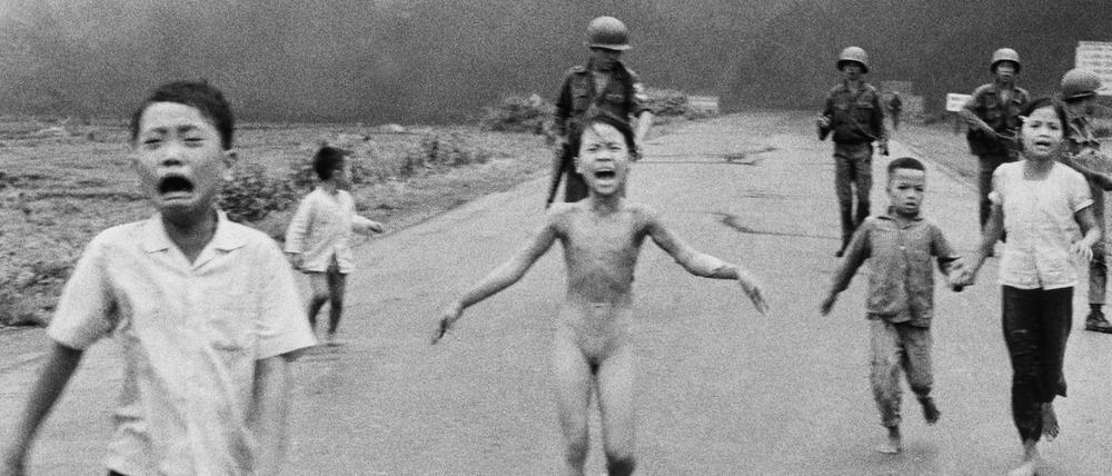 8.6.1972, Vietnam, Trang Bang: Die neunjährige Kim Phuc Phan Thi (Mitte) flieht nackt mit ihren Brüdern und Cousins vor einem Napalm-Angriff. Es ist eine der denkwürdigsten Aufnahmen des 20. Jahrhunderts: Nick Ut drückt auf den Auslöser. 